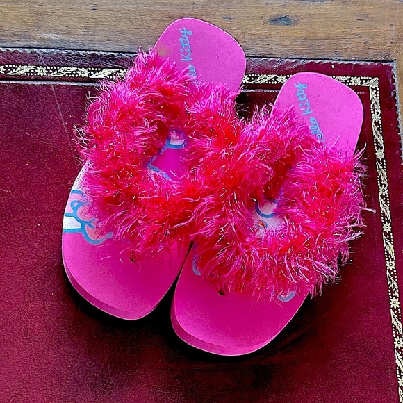 Hello Kitty SET OF 2 Feather Flip Flops Size 7 8 PEACE Hello Kitty White T Shirt - Picture 8 of 16